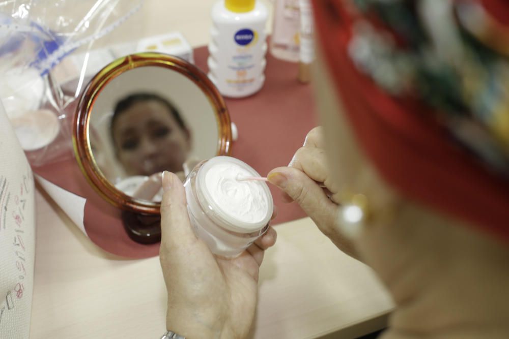 Un taller en el Hospital de Sant Joan enseña a pacientes oncológicas cómo maquillarse