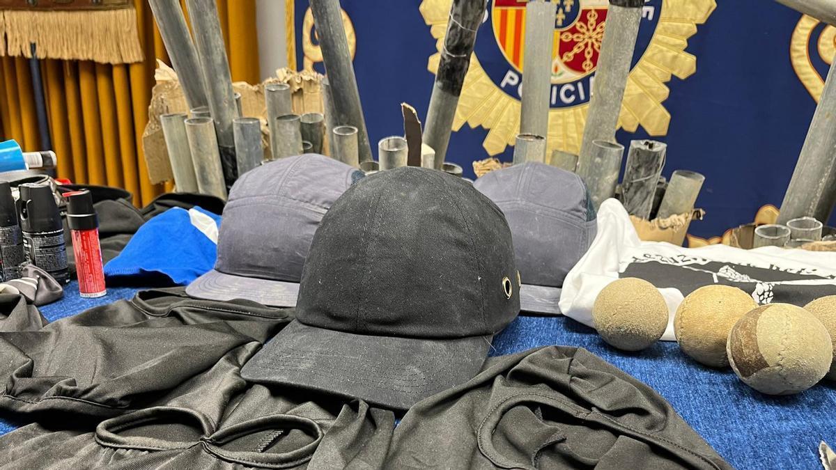 Así es la 'gorra ultra', el novedoso material intervenido a los radicales en Sevilla.