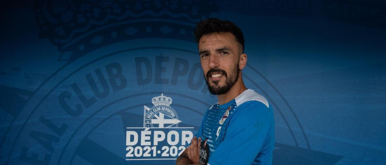 Alberto Quiles posa ayer en la Ciudad Deportiva del Deportivo