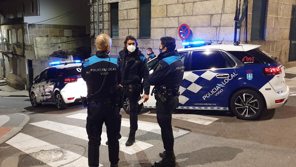 Agentes de la Policía Local de Vigo, en vigilancia nocturna.