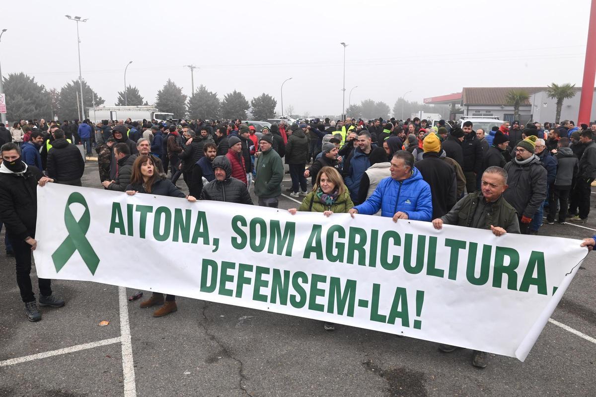 Agricultores catalanes protestan en Fondarella, en el Pla dUrgell (Lleida)