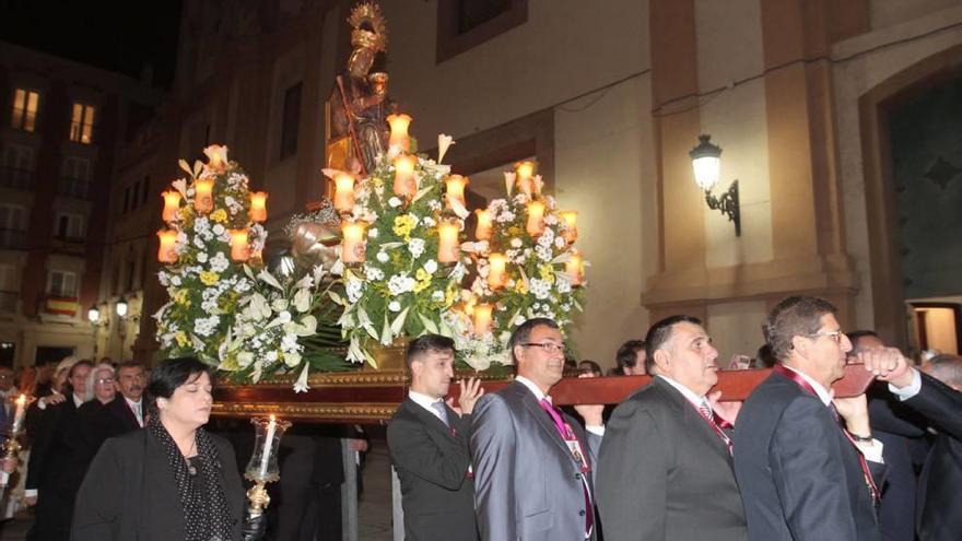 Los fieles arroparon a la Virgen durante el recorrido.