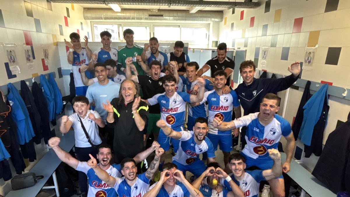 Los jugadores del CD Ebro celebran la victoria de esta jornada