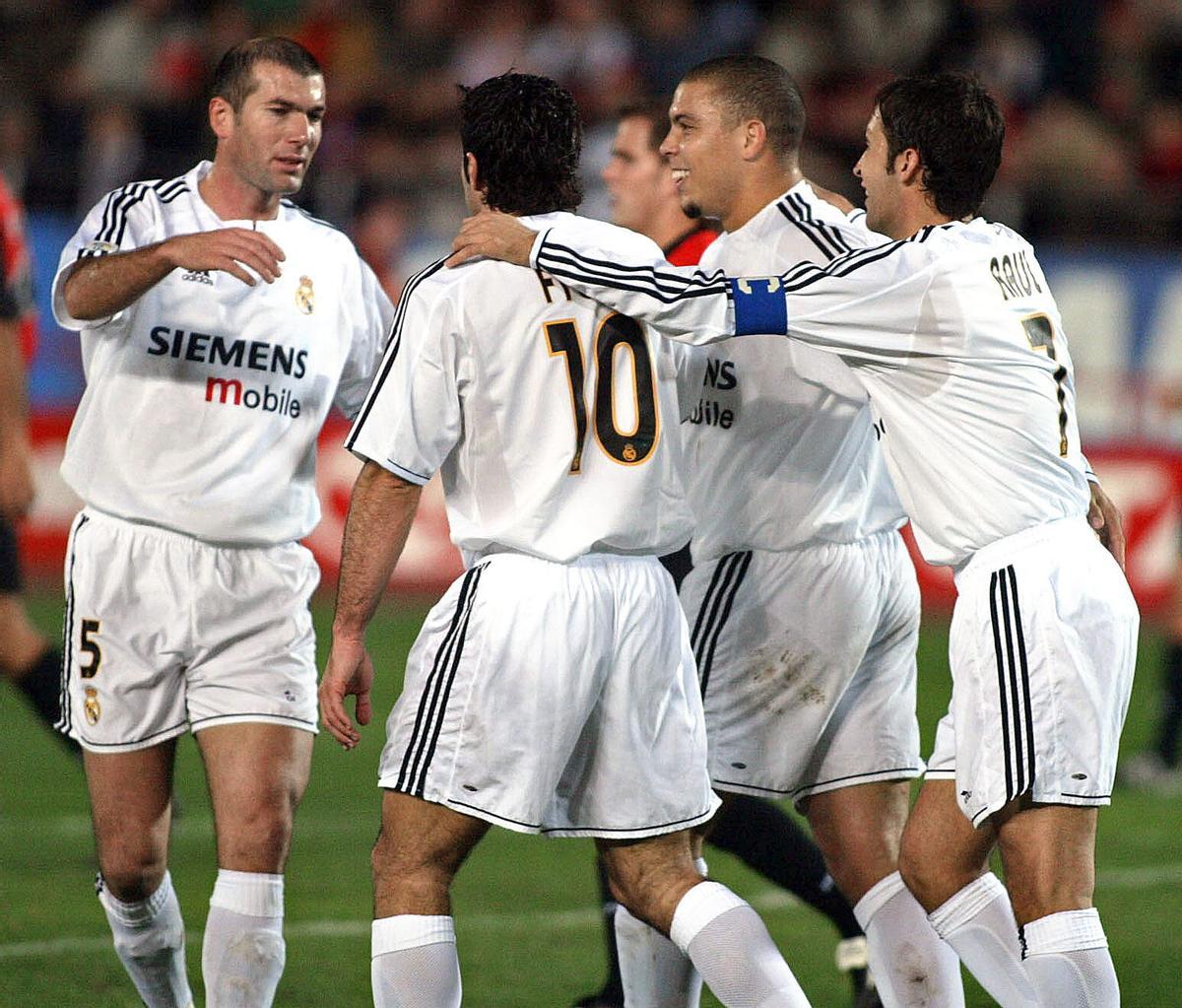Los jugadores del Real Madrid Zinedine Zidane, Ronaldo y Raúl González celebran el tanto conseguido por Luis Figo