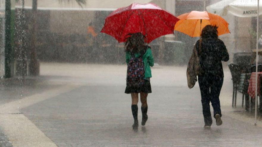 Fuerte tromba de agua caída este lunes por la mañana en Málaga capital.