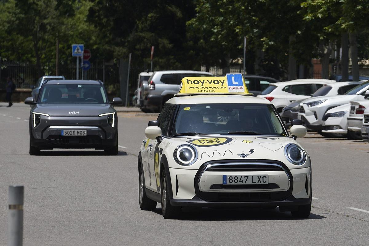 Un cotxe d'una autoescola circulant per la ciutat de Girona.