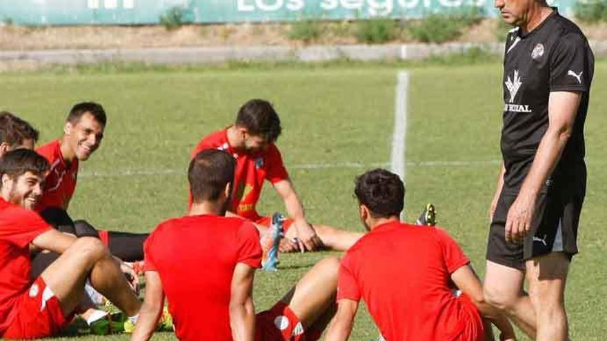 Balta, con sus jugadores, durante un entrenamiento.