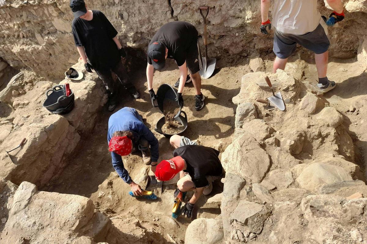 Estudiants del VI Curs Internacional d'Arqueologia Medieval i Moderna - Ciutadella de Roses.