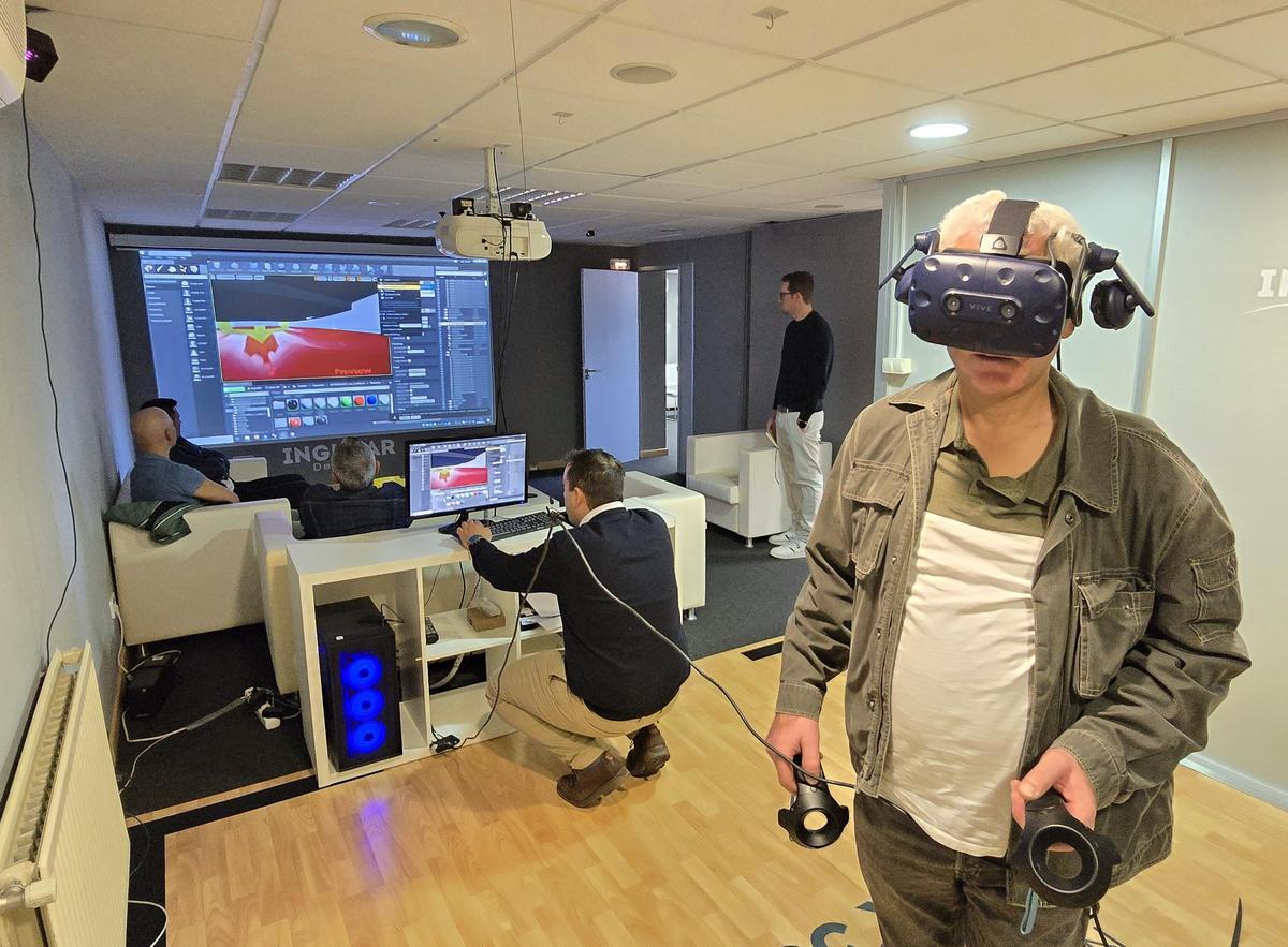 Un armador se sumerge virtualmente en su futura embarcación gracias a la sala de realidad virtual de Ingemar