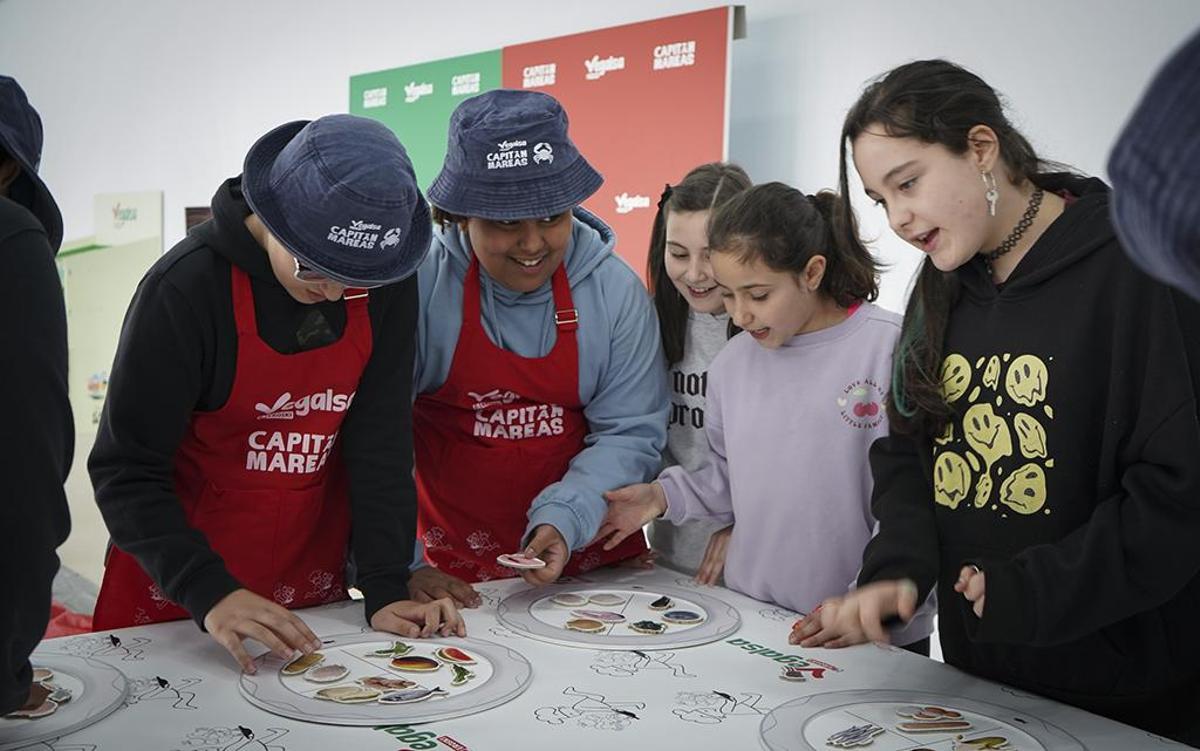 Alumnos do CEIP O Grupo de Ribeira en Capitán Mareas.