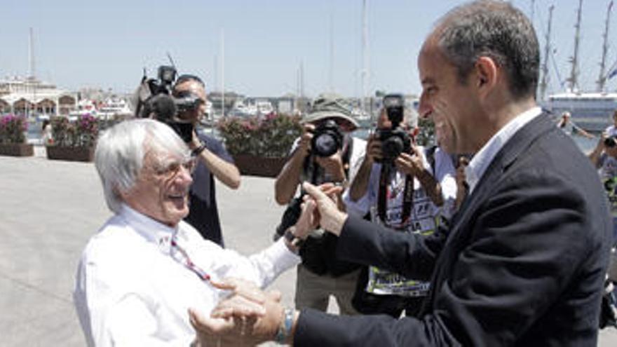Ecclestone saluda efusivamente a Camps en el Gran Premio de 2011