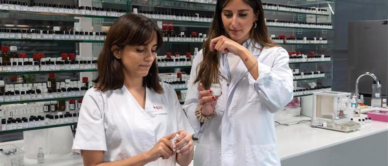 La doctora del Hospital Sant Joan de Déu Beatriz Mínguez y la perfumista Magdalena Rey prueban la loción corporal en el centro creativo de Eurofragance, en Sant Cugat del Vallés.