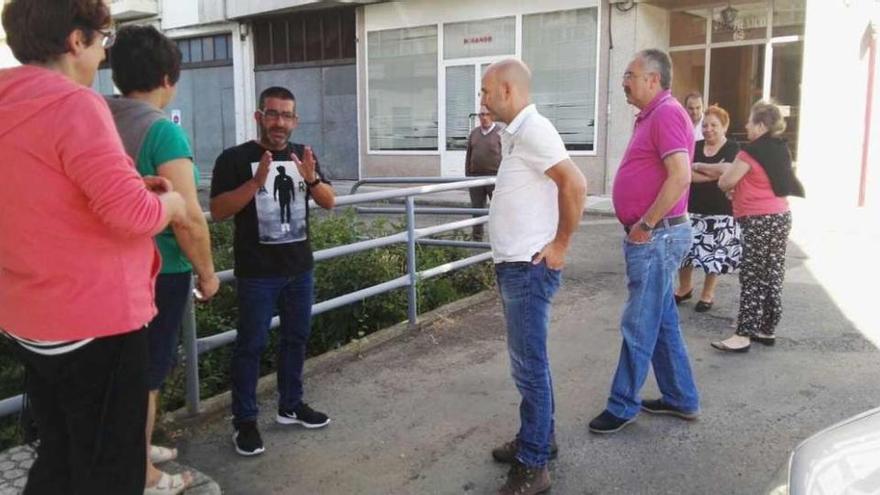 Francisco Vilariño mantuvo una reunión con residentes en la zona.