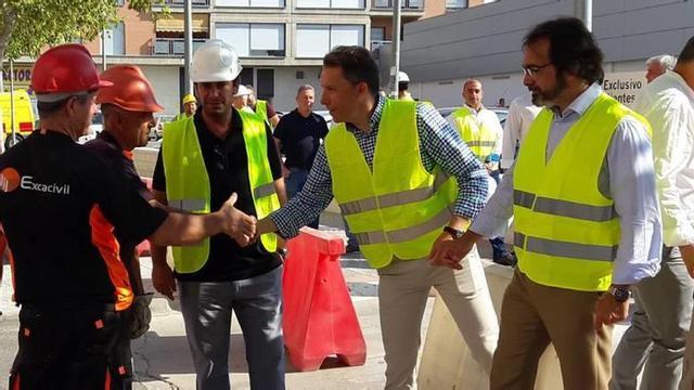 El alcalde de Lorca, Fulgencio Gil, junto al consejero Pedro Rivera en la visita a unas obras.