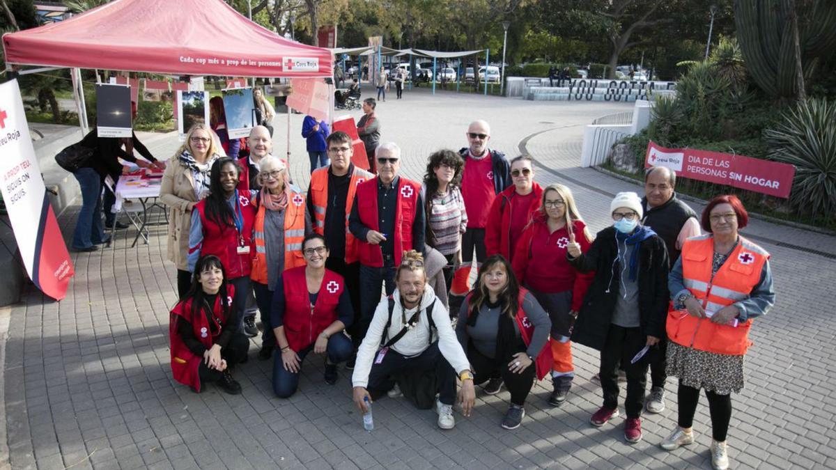 El equipo de Cruz Roja, autores de algunas de las fotografías y la concejala Carmen Boned.