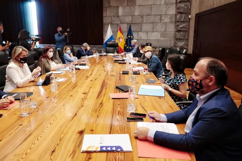 El presidente de Canarias, Ángel Víctor Torres, preside el Consejo de Gobierno celebrado este miércoles en el que se decidirá las nuevas restricciones sanitarias en Tenerife.