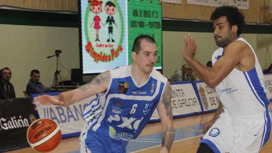 Jason Cain llevando un balón durante el partido ante el COB de la pasada jornada. // Santos Álvarez