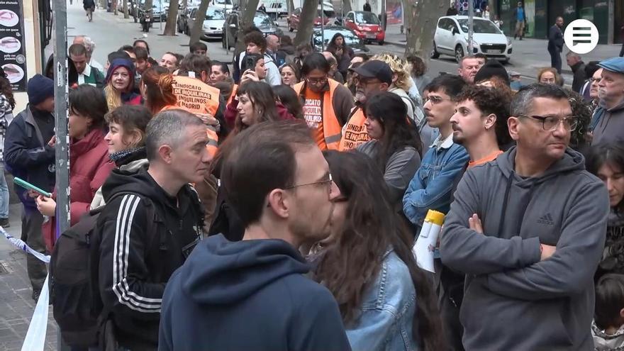 Medio centenar de personas se han concentrado contra el desahucio de un vecino de Madrid