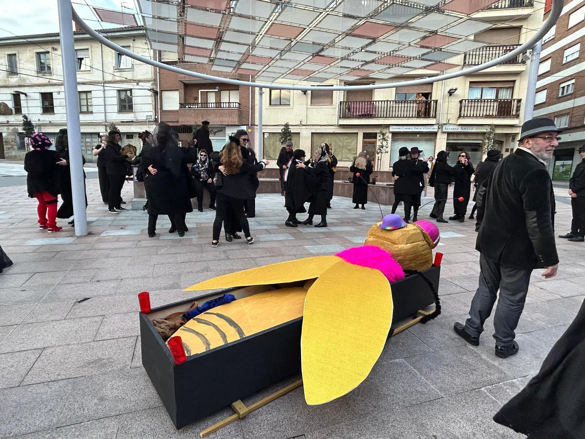 EN IMÁGENES: Grado despide su carnaval y llora el enterro del moscón