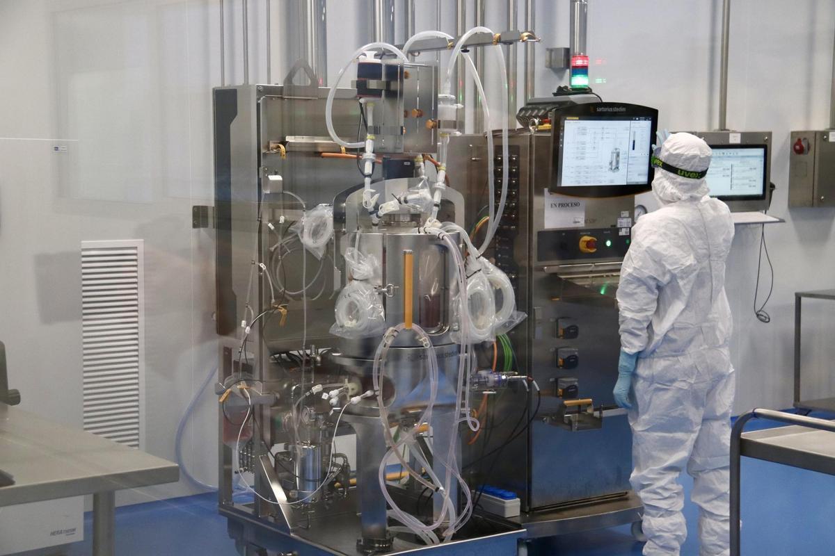 Una trabajadora en el laboratorio de Hipra donde se desarrolla la vacuna contra el covid-19.