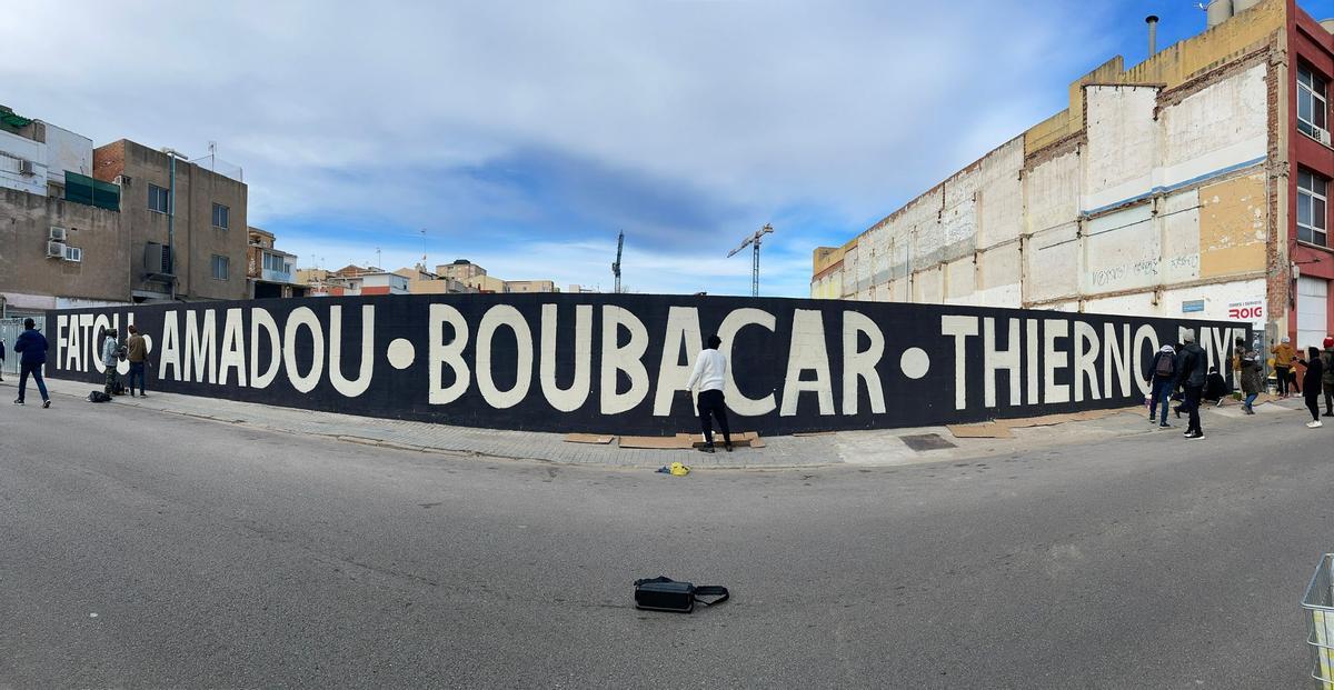 Mural en recuerdo de las víctimas del incendio en el Gorg, en Badalona, el 9 de diciembre de 2020.