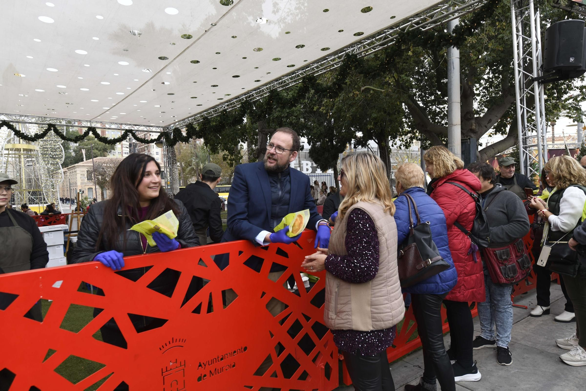 Reparto de pasteles de carne y marineras en la Plaza Circular de Murcia