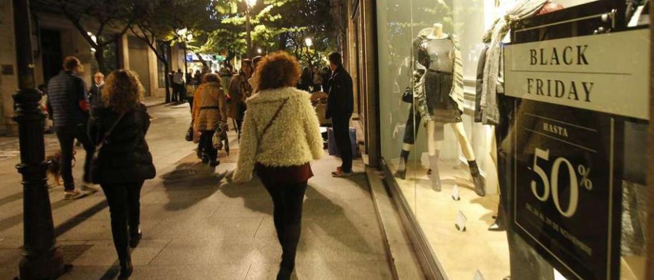 Vista de la animación de calle en la noche de ayer para comprar durante el &quot;black friday&quot; en el Paseo. // Jesùs Regal