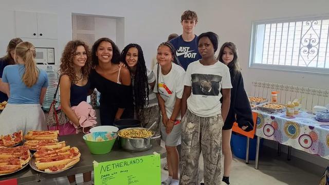 Jóvenes holandesas posan junto a los platos que prepararon en el concurso de cocina. |