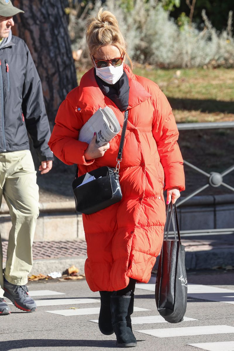 Lydia Lozano andando para el hospital