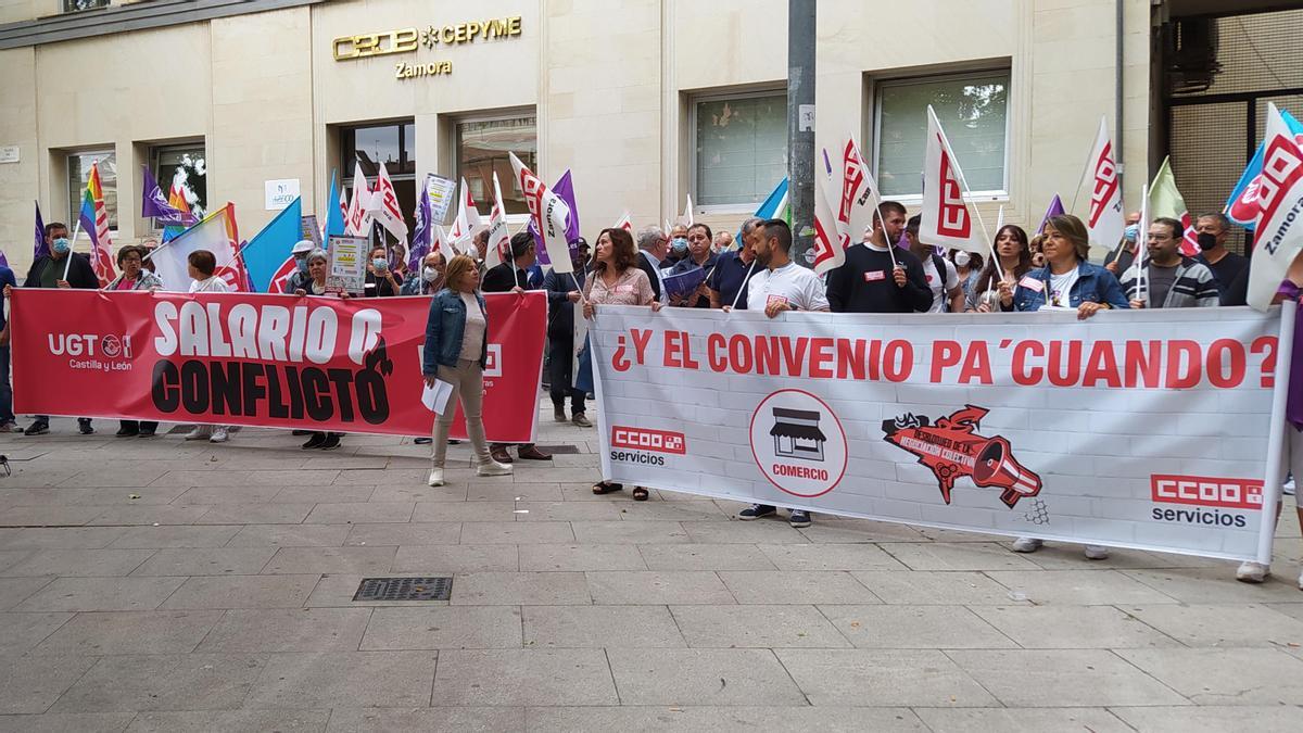 Concentración a las puertas de CEOE de Zamora.