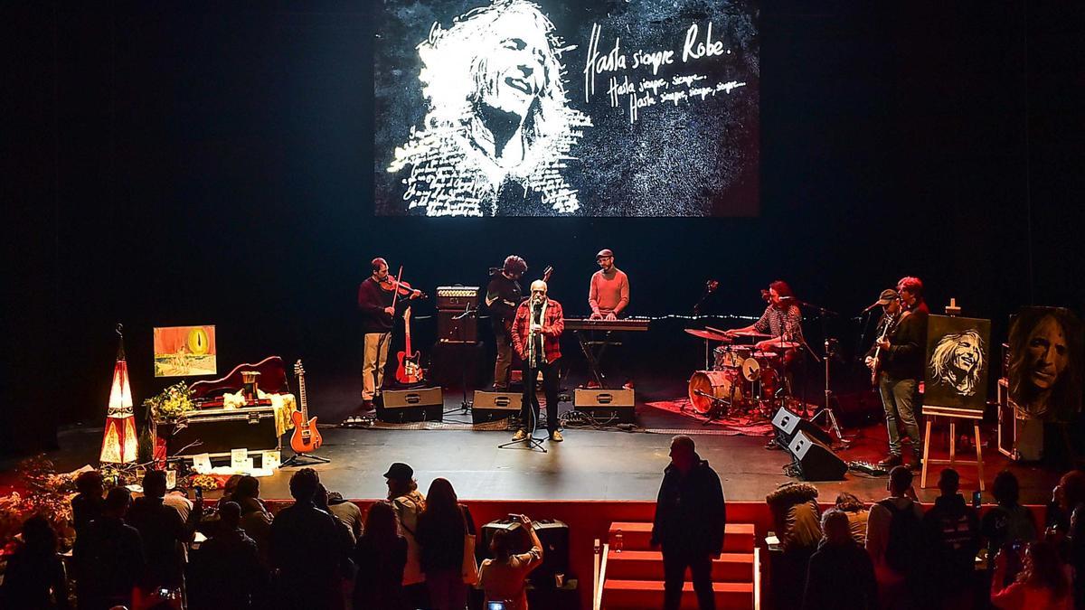 Fotogalería | Colas kilométricas, lágrimas y sus músicos en directo para despedir a Robe en Plasencia