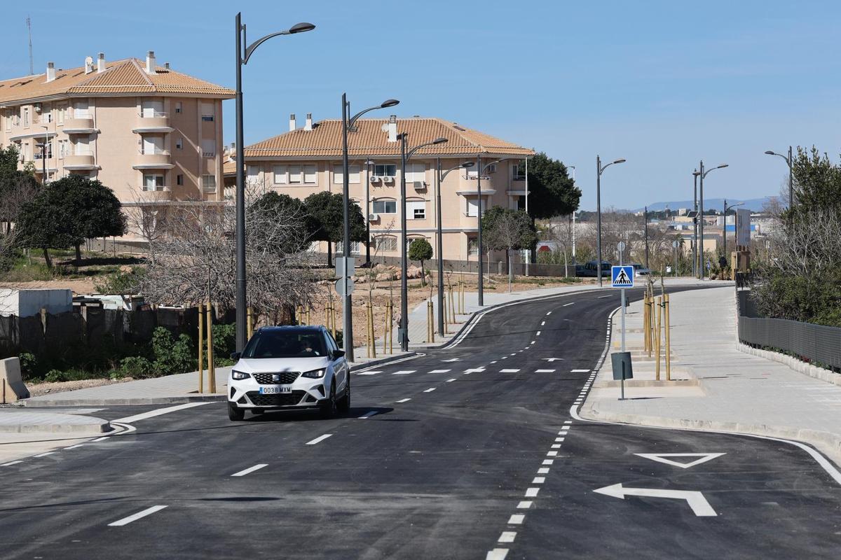 El nuevo tramo de la ronda Jaume I de Manises, que aliviará el tráfico por Rafael Valls.