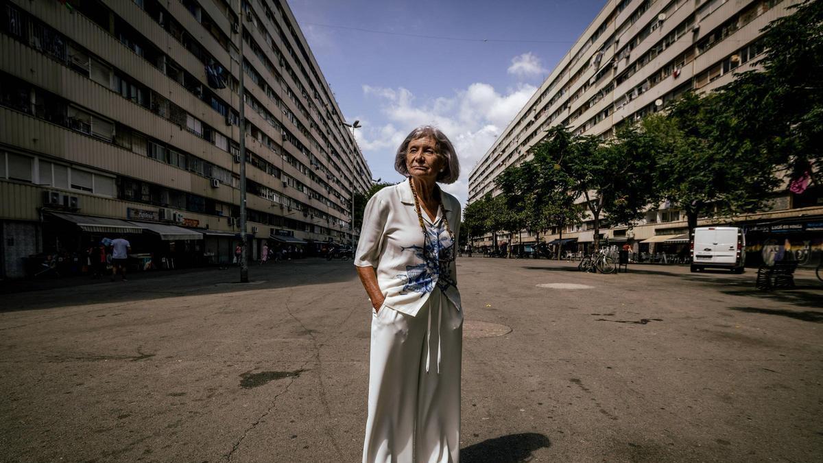 Alicia Giménez Bartlett posa per al fotògraf en el barri de La Mina.