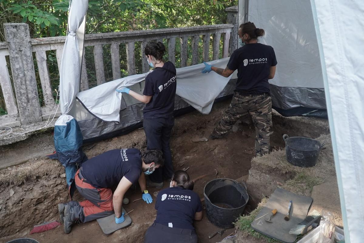 Presentación de los resultados de los trabajos de búsqueda de víctimas del franquismo en el cementerio de Beira, en Carral