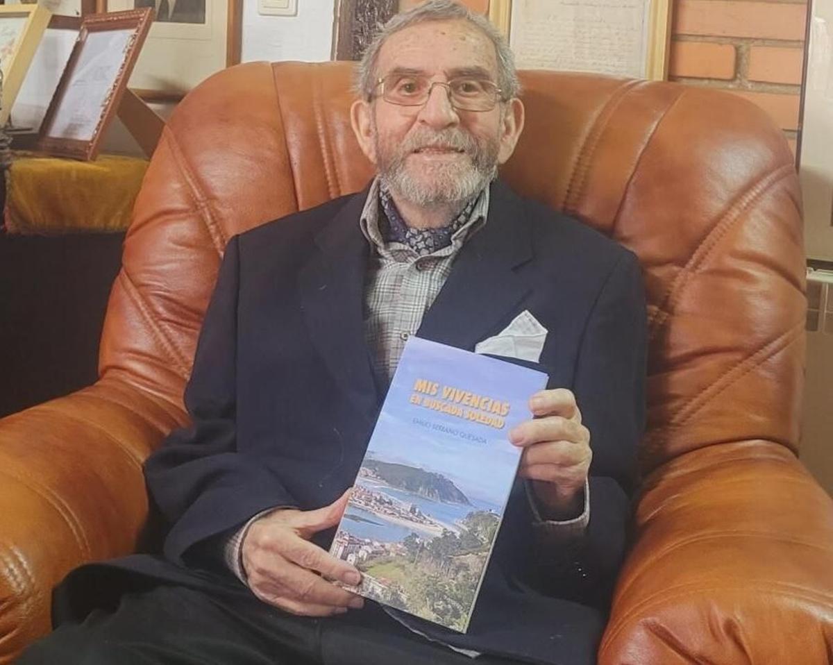 Emilio Serrano, con su último libro, en una foto tomada el pasado mayo, tras su 92 cumpleaños.