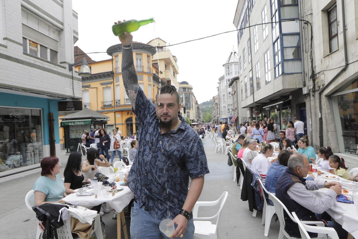 La primera comida en la calle de Laviana, celebrada en 2022.