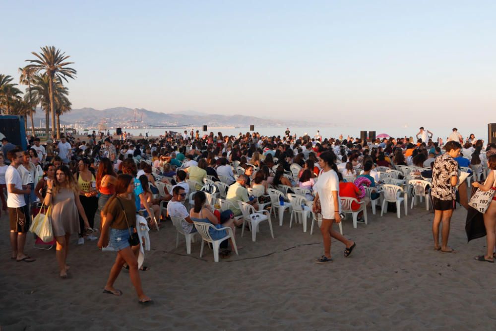 Miles de personas se congregaron en el Cine Abierto de la playa de la Misericordia para ver el estreno de los dos primeros capítulos de La Casa de Papel.