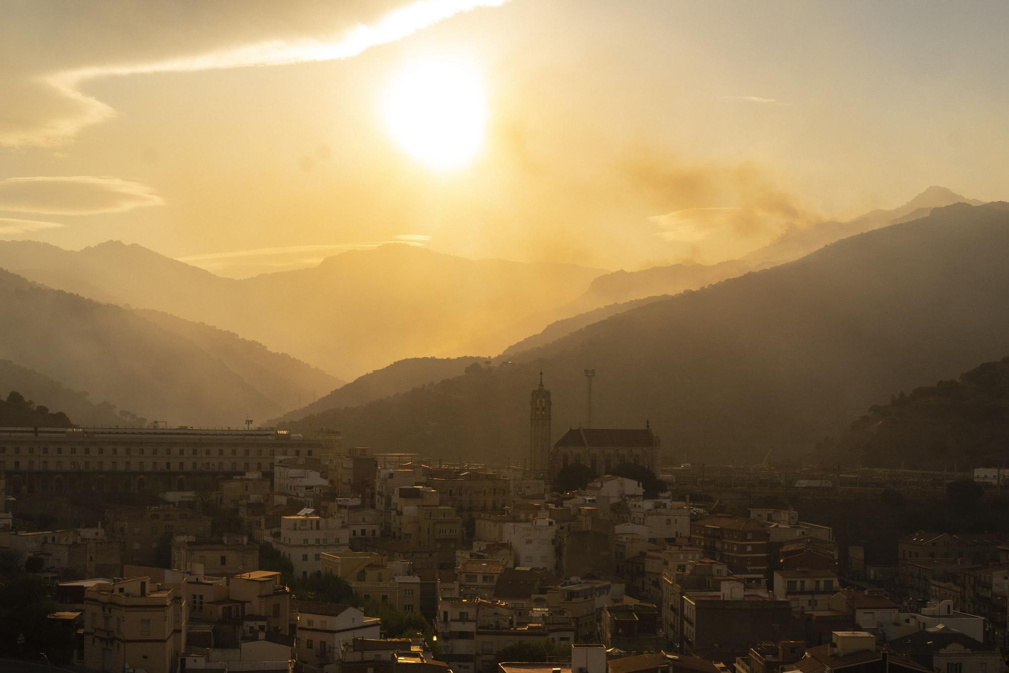 Un incendi sense control atiat per la tramuntana alerta Portbou