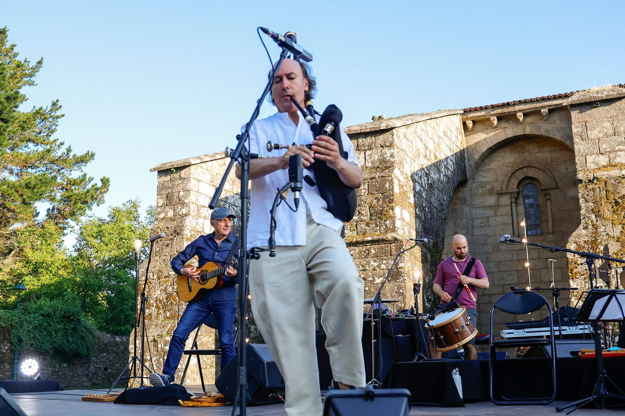 Carlos Núñez pechou o festival Folk na Beira do Sar cun concerto máxico na Colexiata