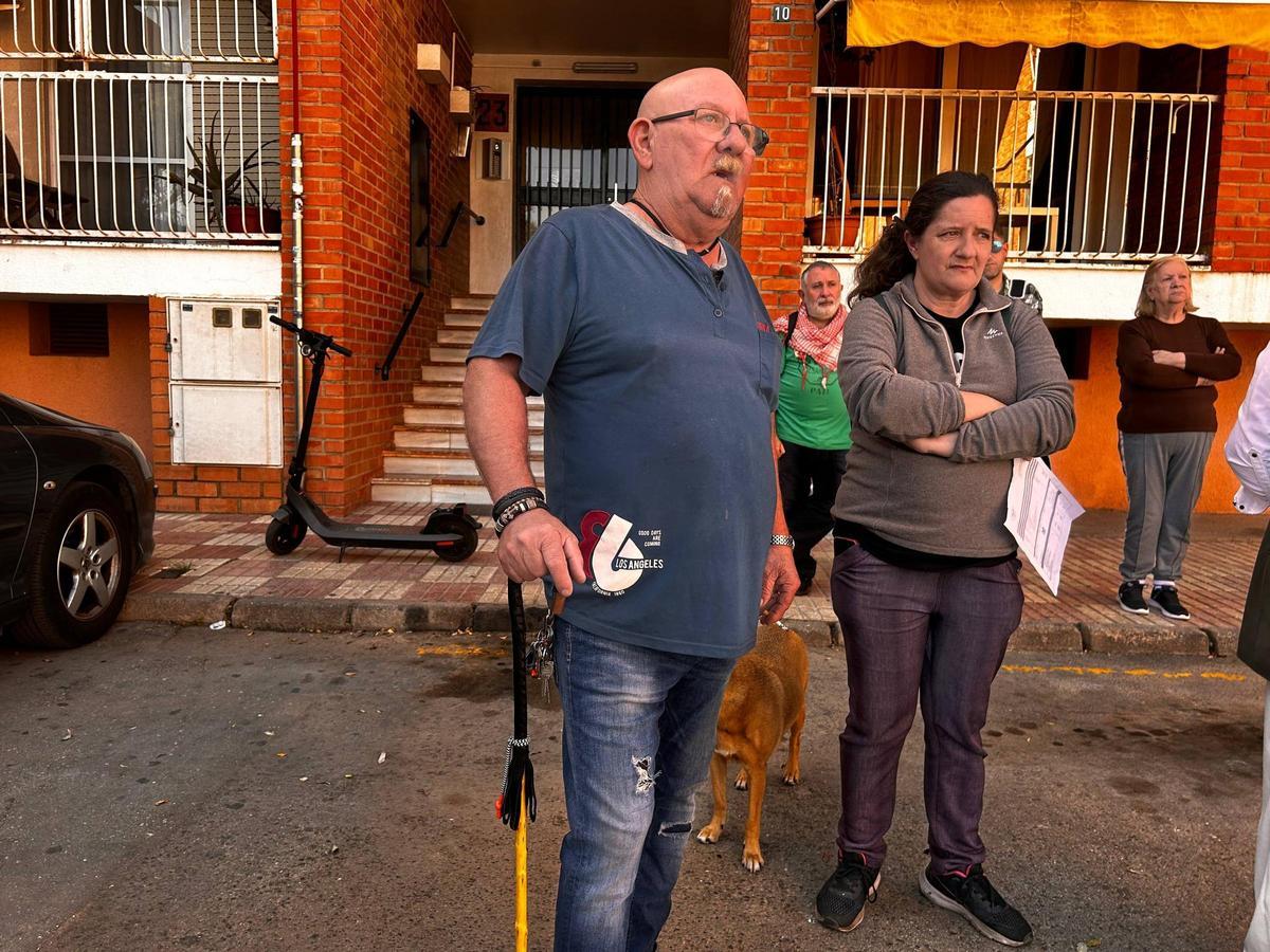 José Antonio y su familia, a las puertas de su hasta ahora vivienda, de la que han sido desahuciados