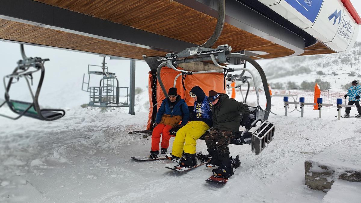 Tres esquiadores cogen un remonte en Fuentes de Invierno esta temporada.