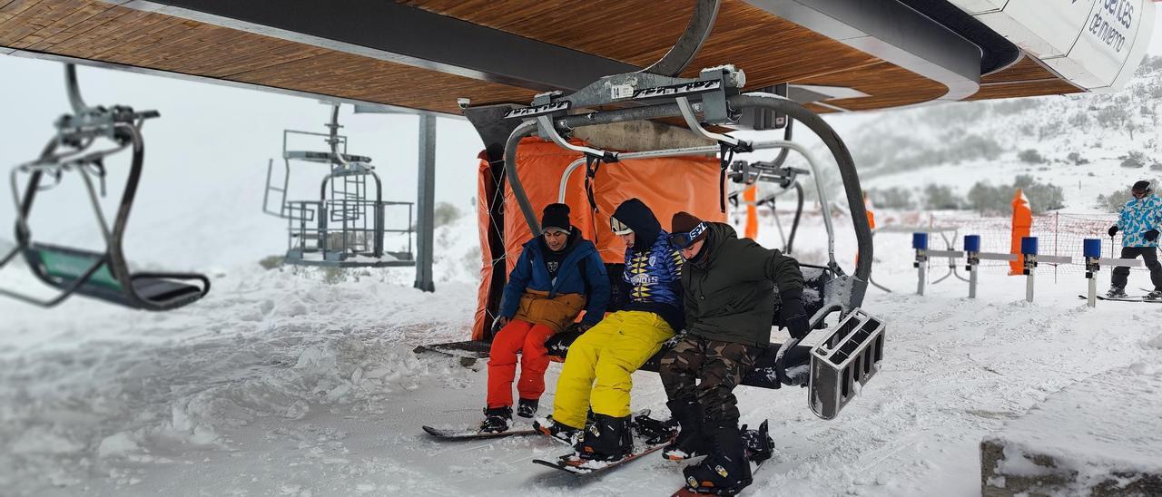Esquiadores toman un remonte en Fuentes de Invierno esta temporada.