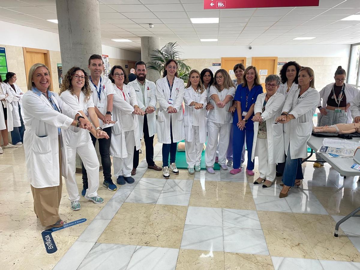 Sanitarios del Hospital de Sant Joan muestran cómo colocar las manos para hacer un masaje cardíaco