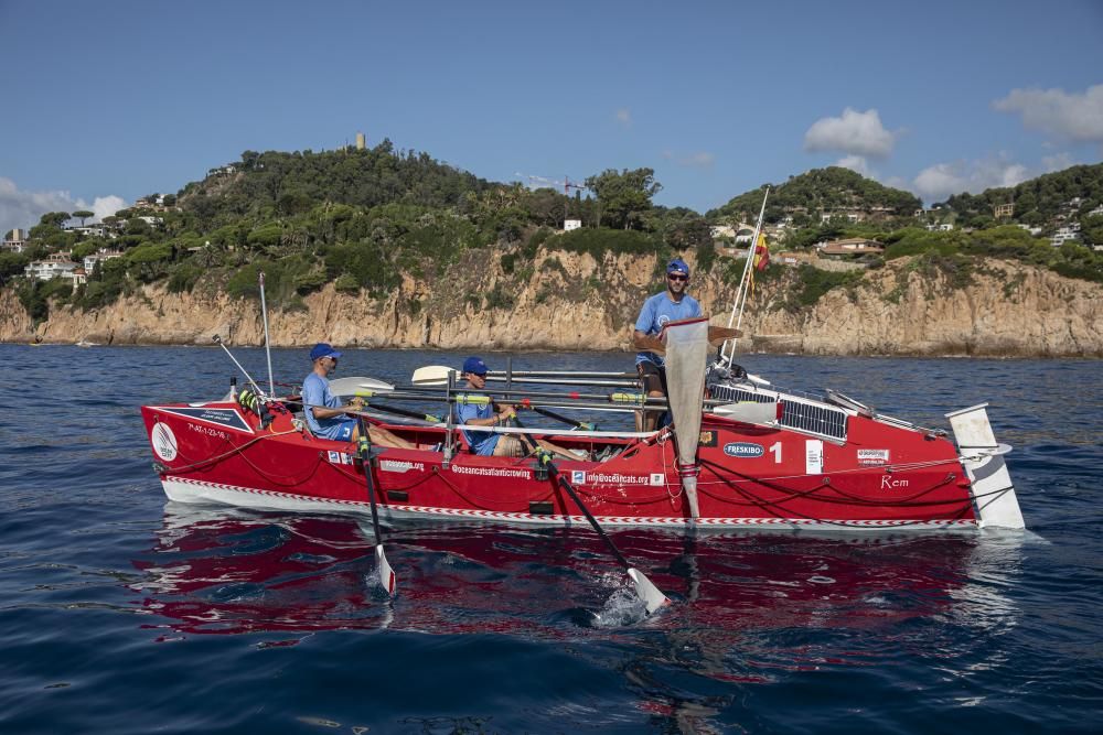 Una barca  recorre la Costa Brava recollint-hi microplàstics