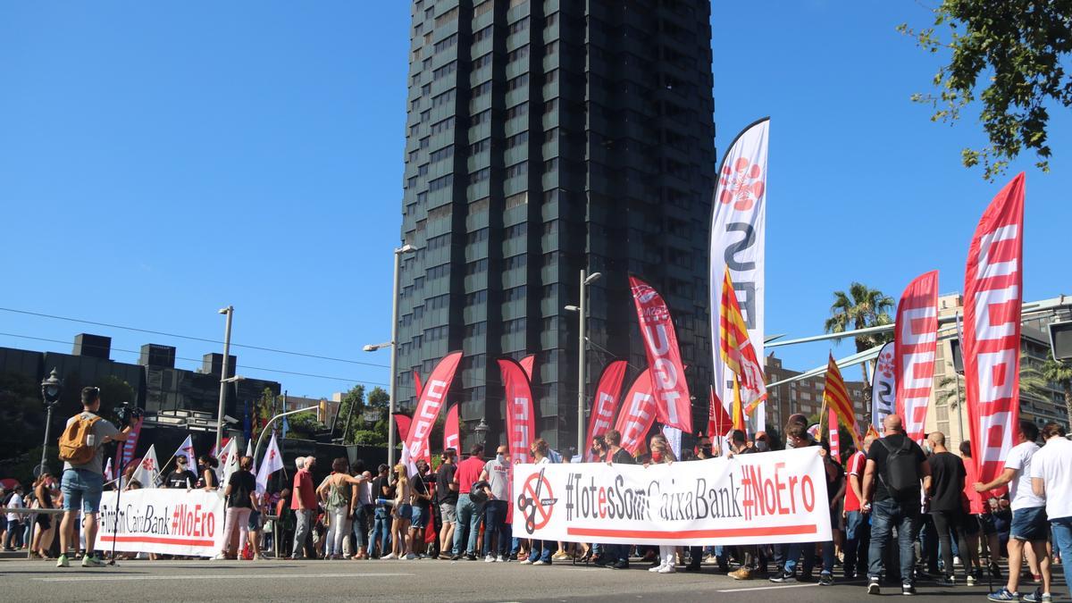 manifestació dels treballadors de CaixaBank davant la seu del banc a Barcelona, coincidint amb la primera vaga general en la història de l&#039;entitat. Imatge del 22 de juny de 2021