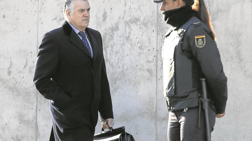 Correa ofrece una «total colaboración» con la justicia