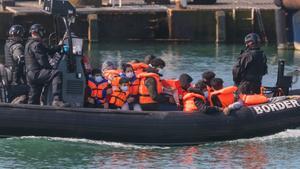 Una lancha de la patrulla británica transporta a un grupo de migrantes interceptados en el Canal de la Mancha. 