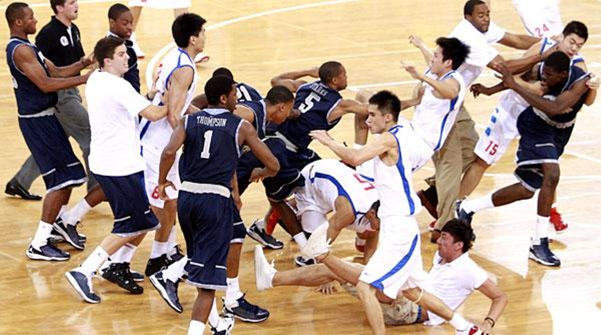 Monumental baralla entre dos equips de bàsquet de la Xina i els EUA a Pequín.