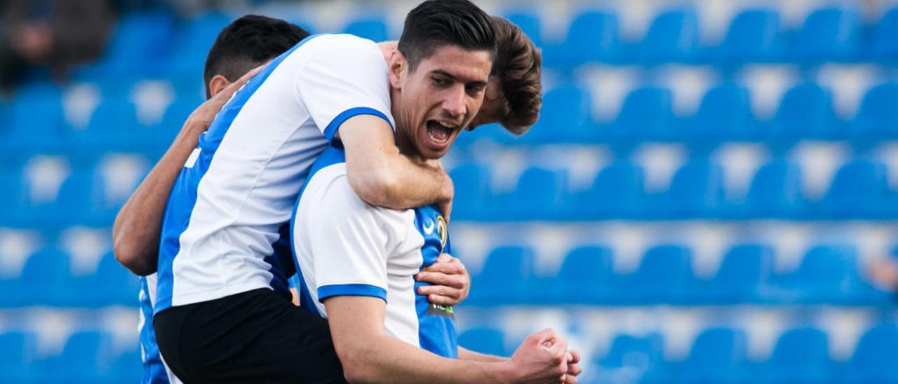 Yeray González es felicitado tras marcar un gol con el Hércules en la temporada 15/16.