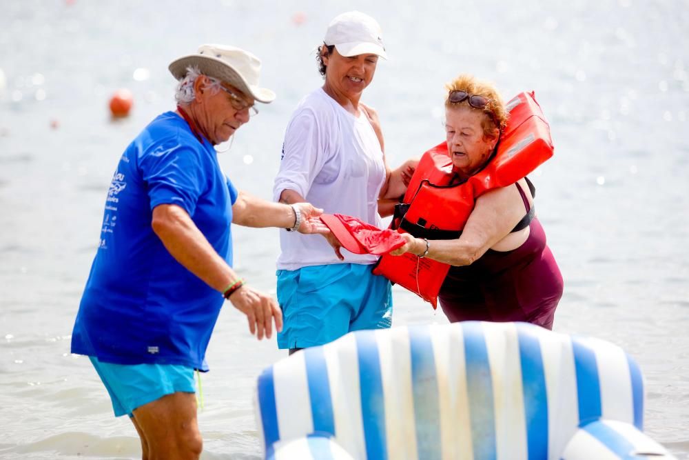 Los voluntarios y profesionales de ''Un mar de posibilidades'' construyeron una plataforma de madera que flota gracias a dos kayaks